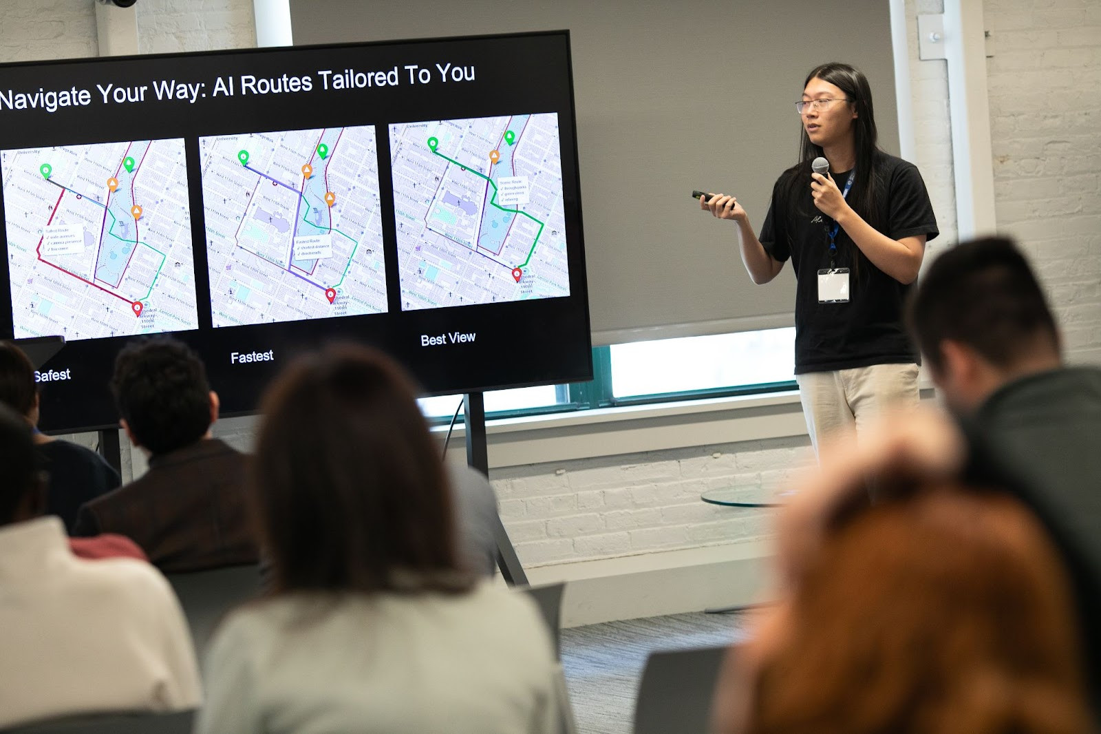 Bowen Fang of SINA delivers his team’s pitch on precise 3D navigation and AI-powered safety insights.